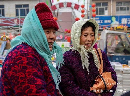 吃瓜头巾大妈,揭秘街头热辣话题背后的故事